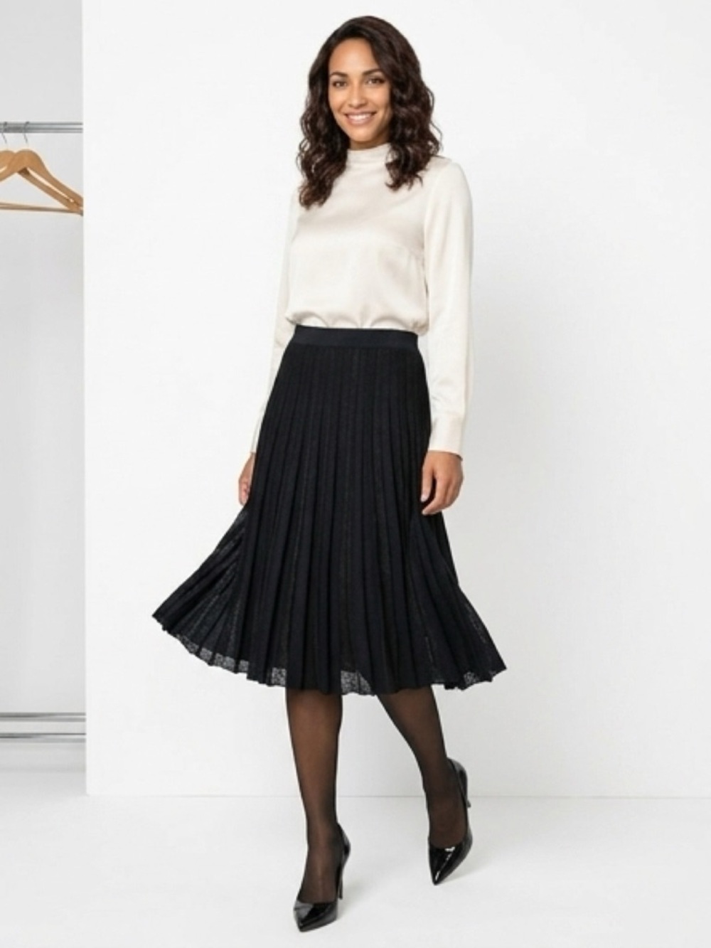 St. John Black and Navy Knit Pleated Midi Skirt size 6